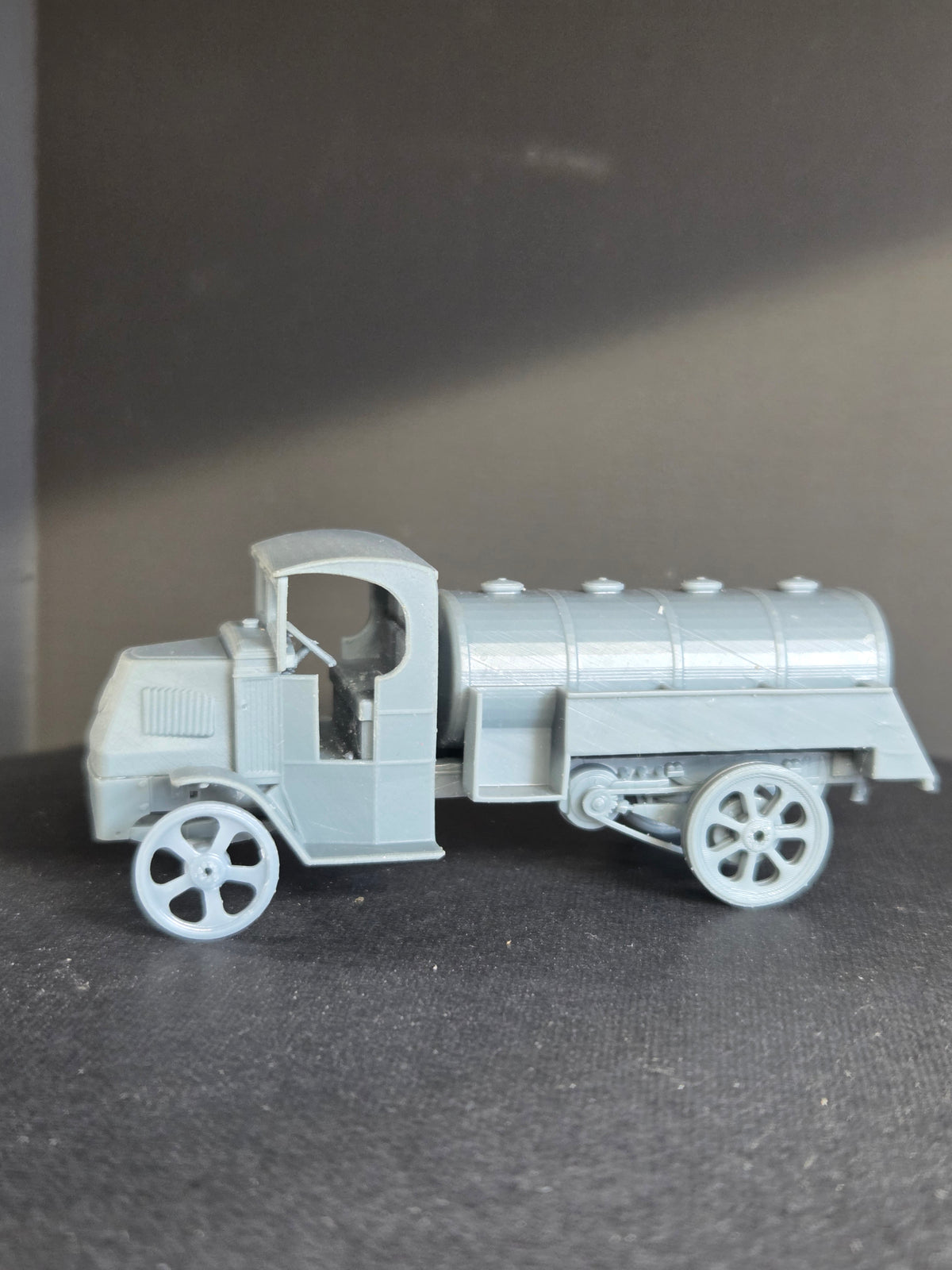 HO SCALE 1925 MACK BULLDOG TANKER TRUCK KIT