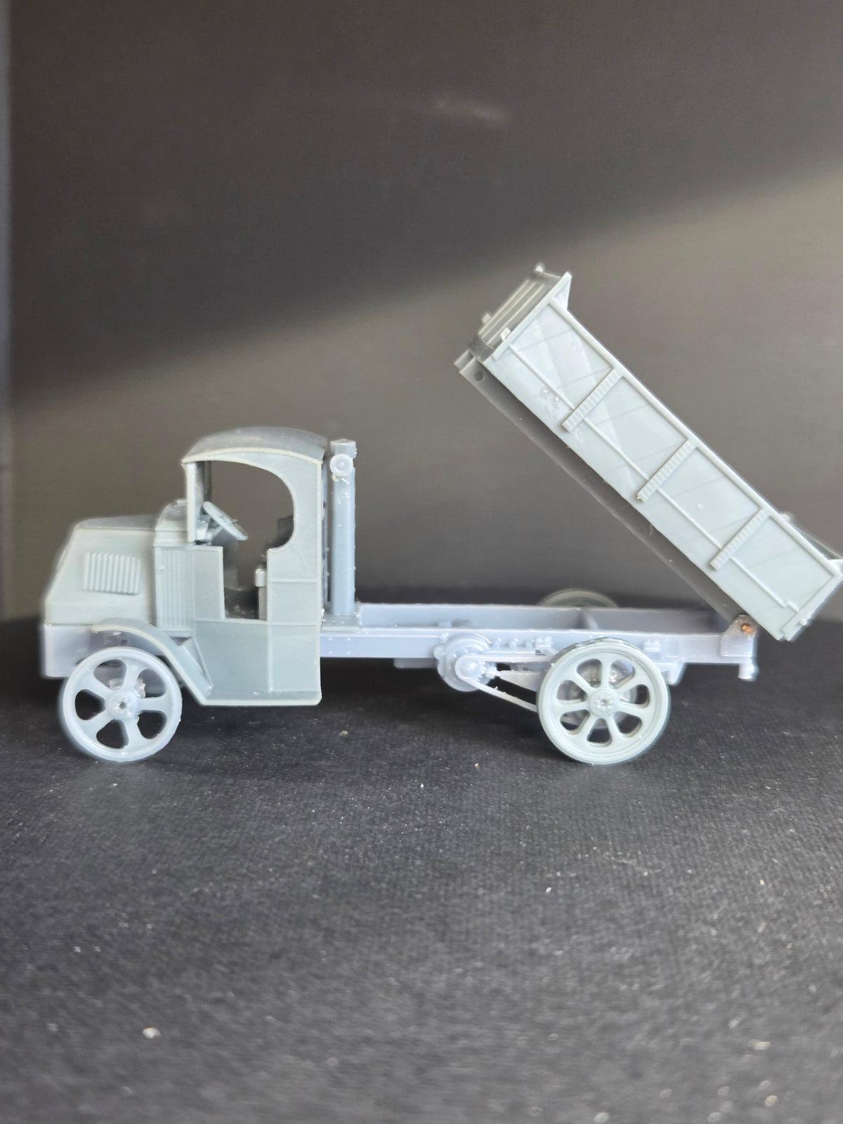 HO SCALE 1925 MACK BULLDOG SQ. BED DUMP TRUCK KIT