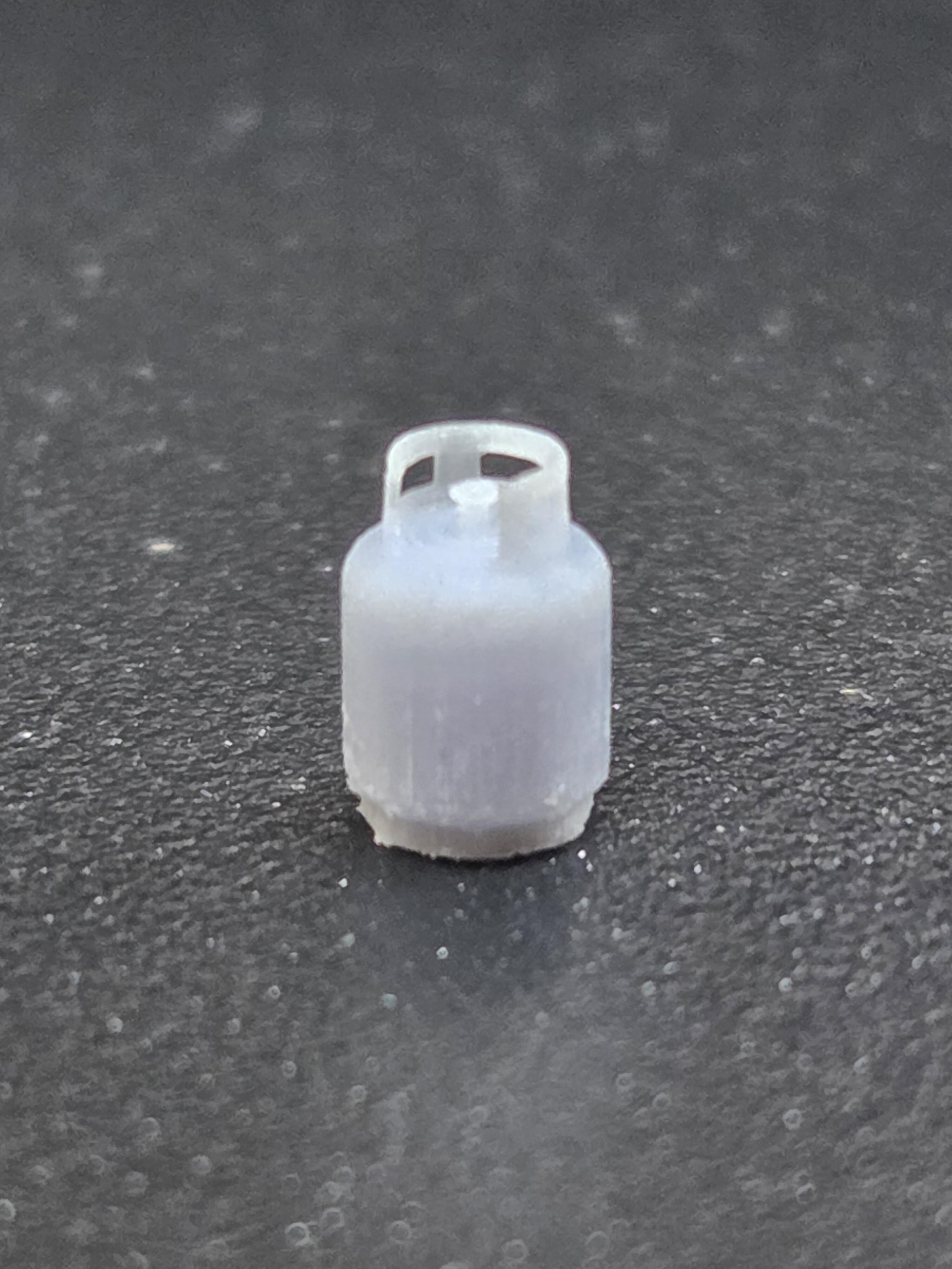 HO SCALE 20 LB PROPANE TANKS (8 PER PACK)