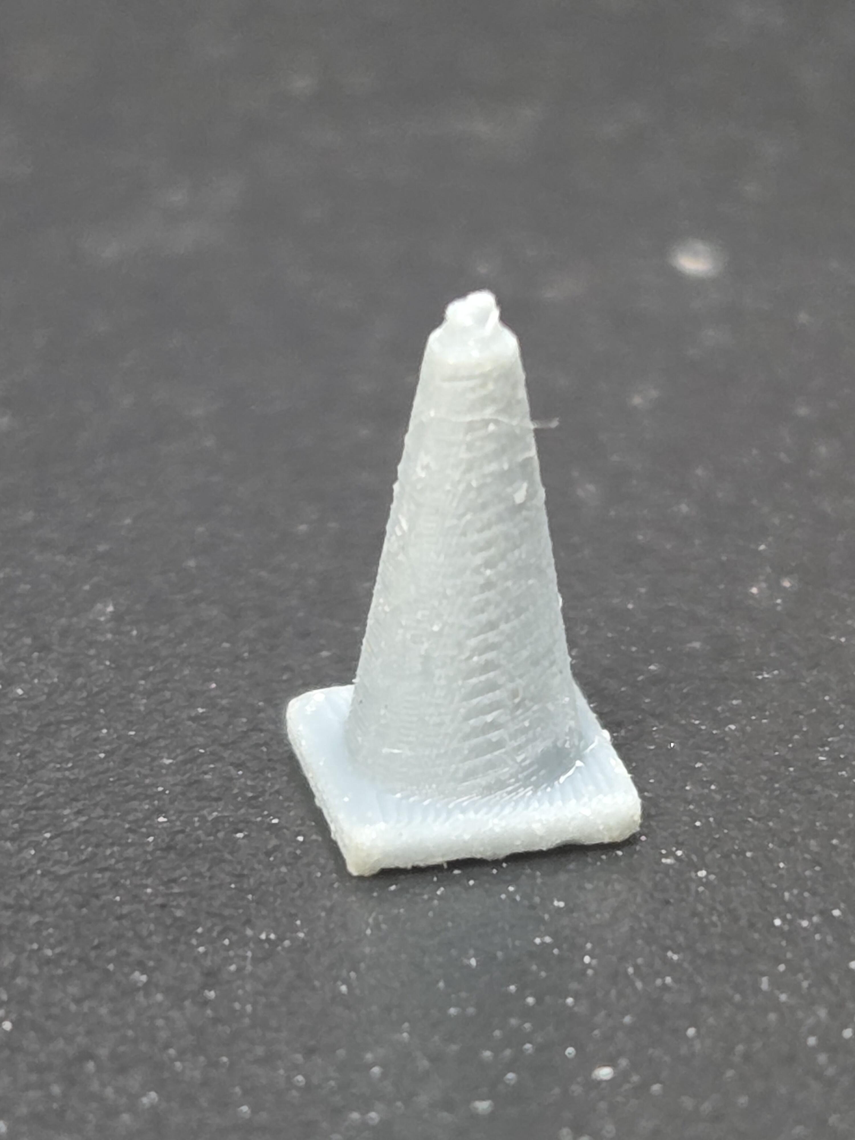 HO SCALE 28" TALL TRAFFIC CONES (6 PER PACK)