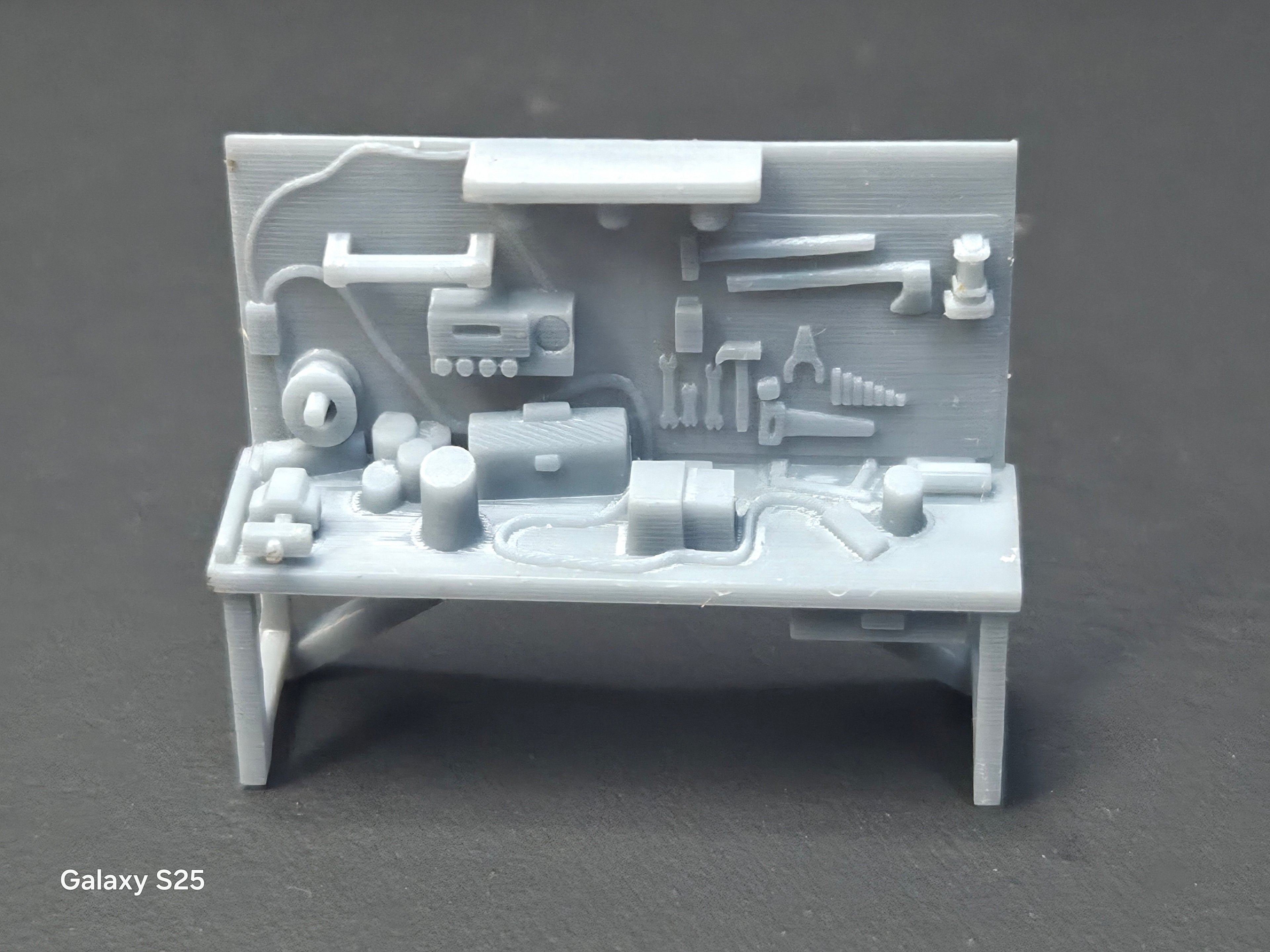 HO SCALE WOODSHOP WORK BENCH