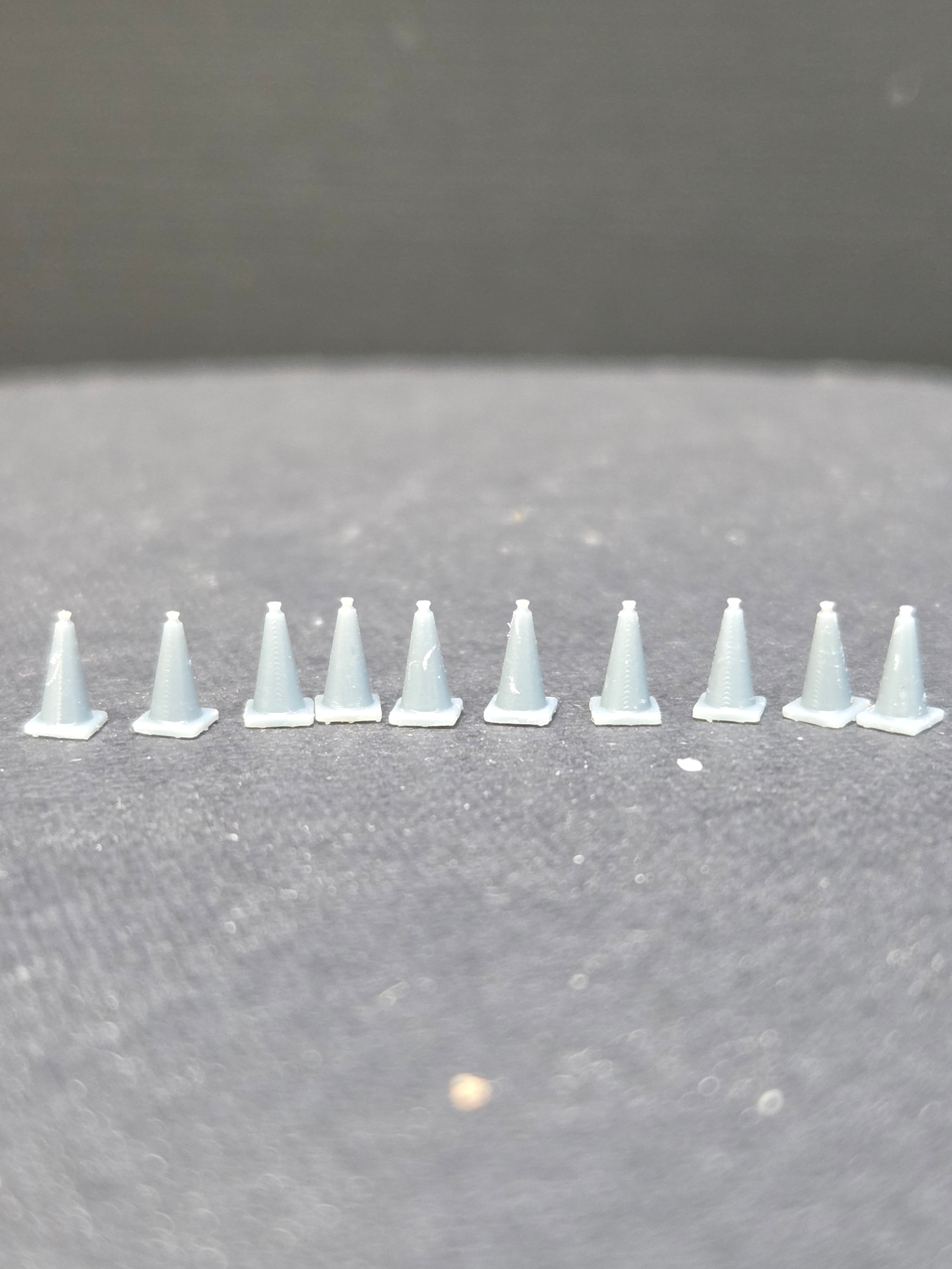 N SCALE 28" TALL TRAFFIC CONES (10 PER PACK)