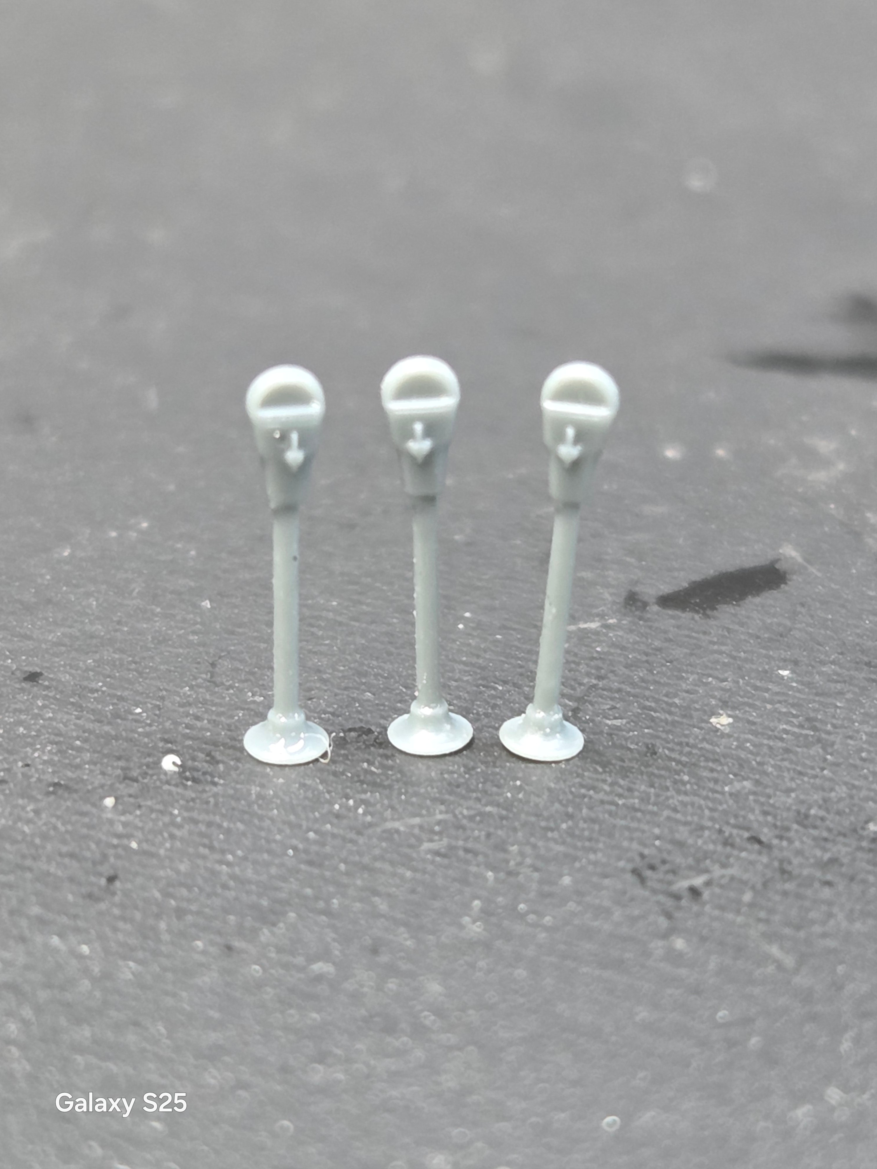 N SCALE PARKING METERS (12 PER PACK)