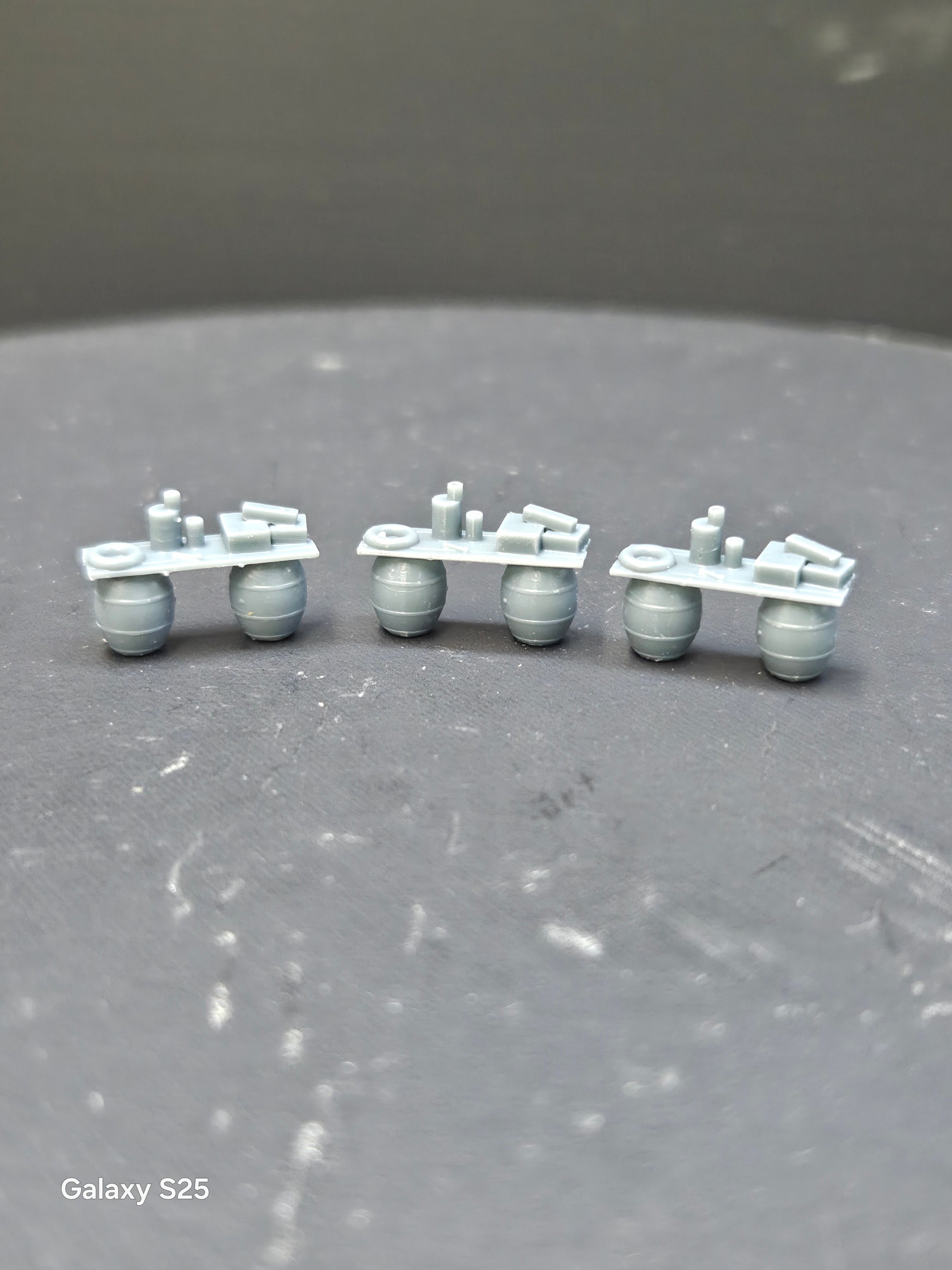 N SCALE WHISKEY BARREL BENCHES (3 PER PACK)