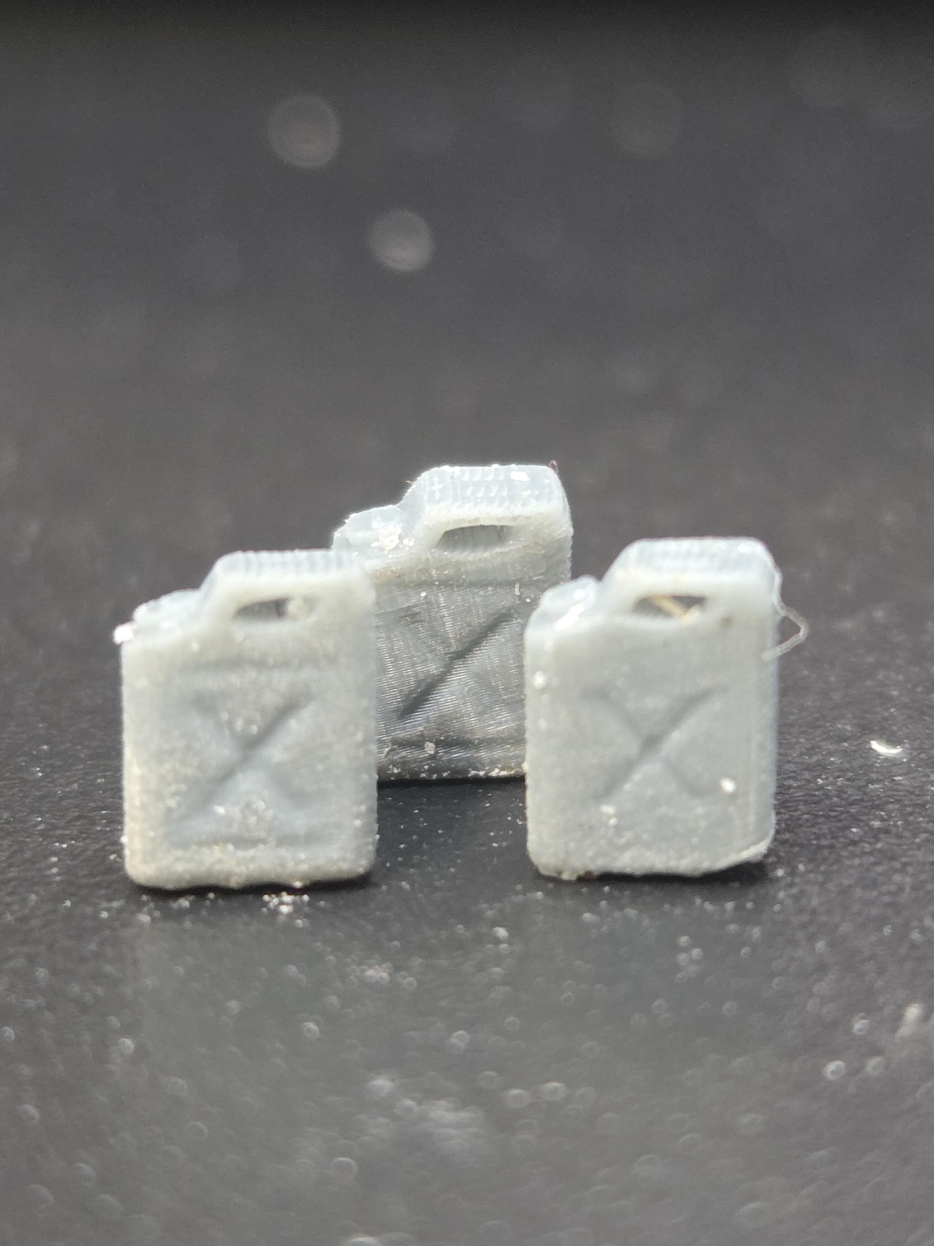 HO SCALE PLASTIC FUEL JUGS (12 PER PACK)