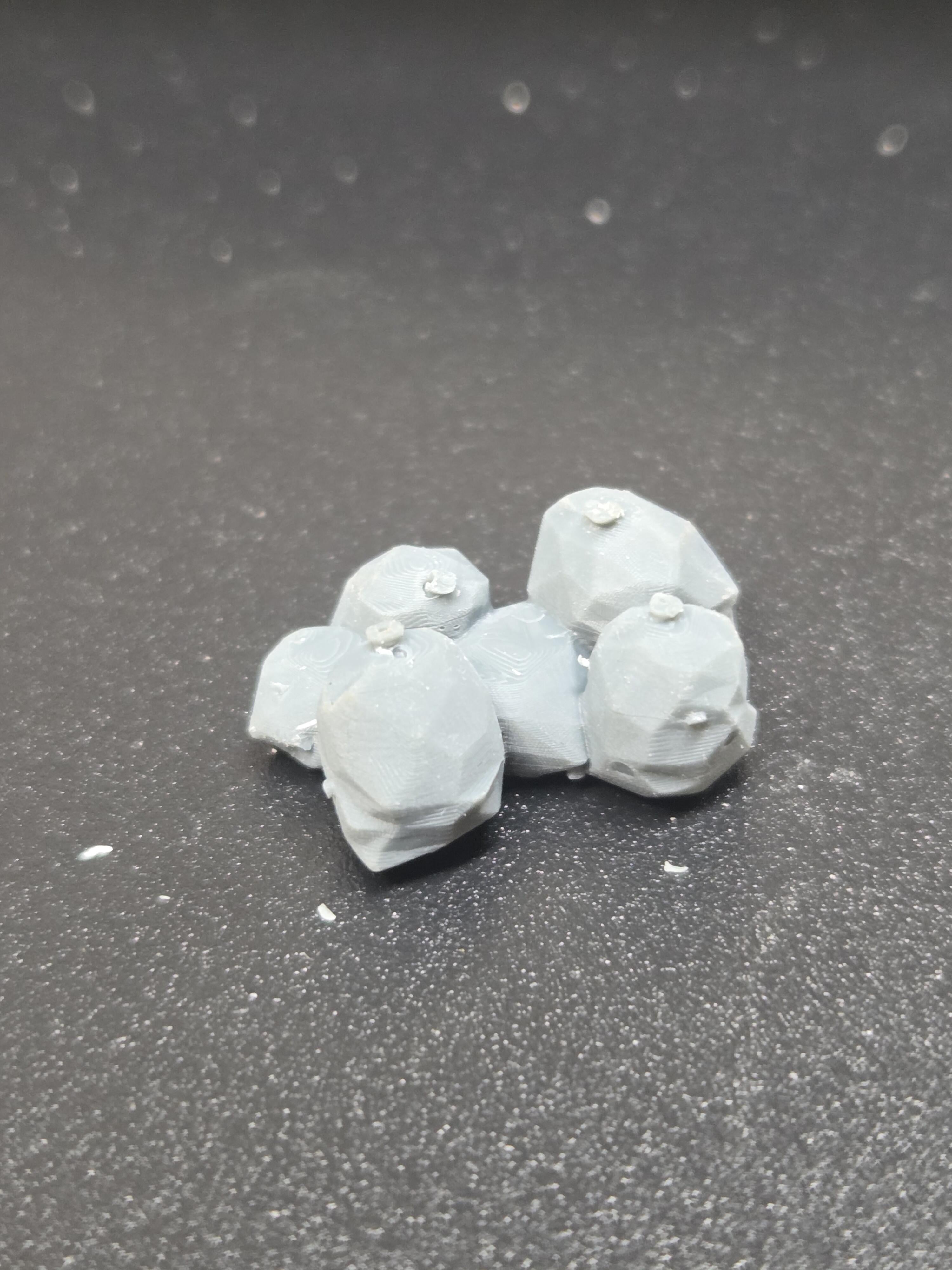 HO SCALE TRASH BAGS FULL (2 PER PACK)