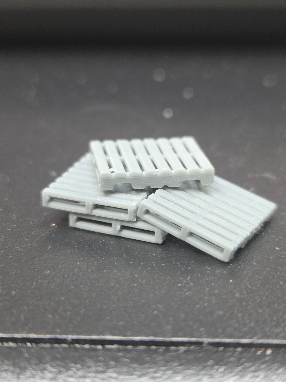 N SCALE WOOD 8 SLAT SKIDS (8 PACK)
