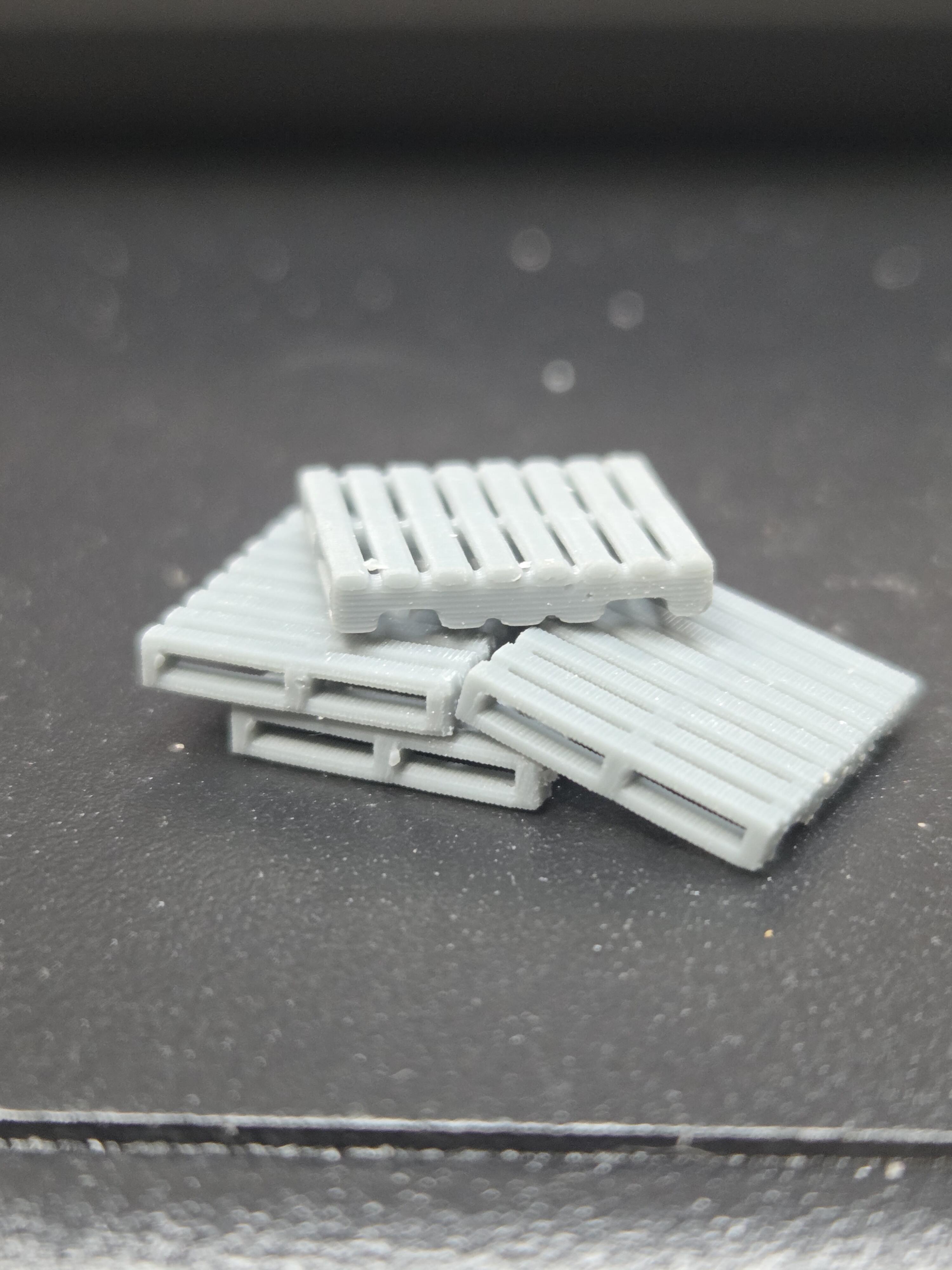 HO SCALE WOOD 8 SLAT SKIDS (8 PER PACK)